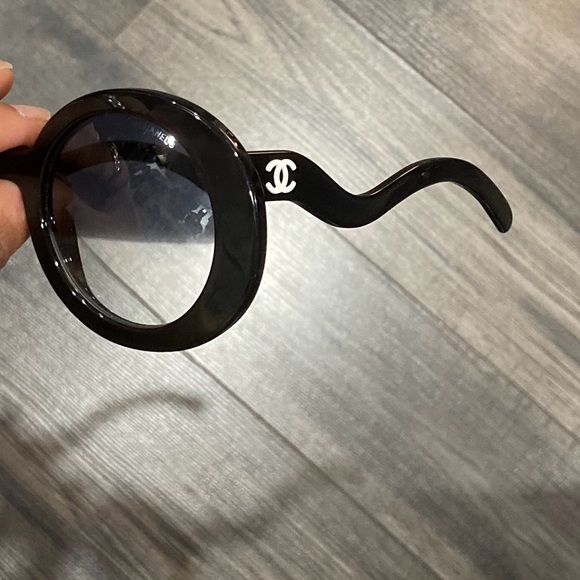 RARE HARD FIND. Authentic Chanel 5018 half tint. Only 500 made, mint!
#BC2832605 - Picture 10 of 14